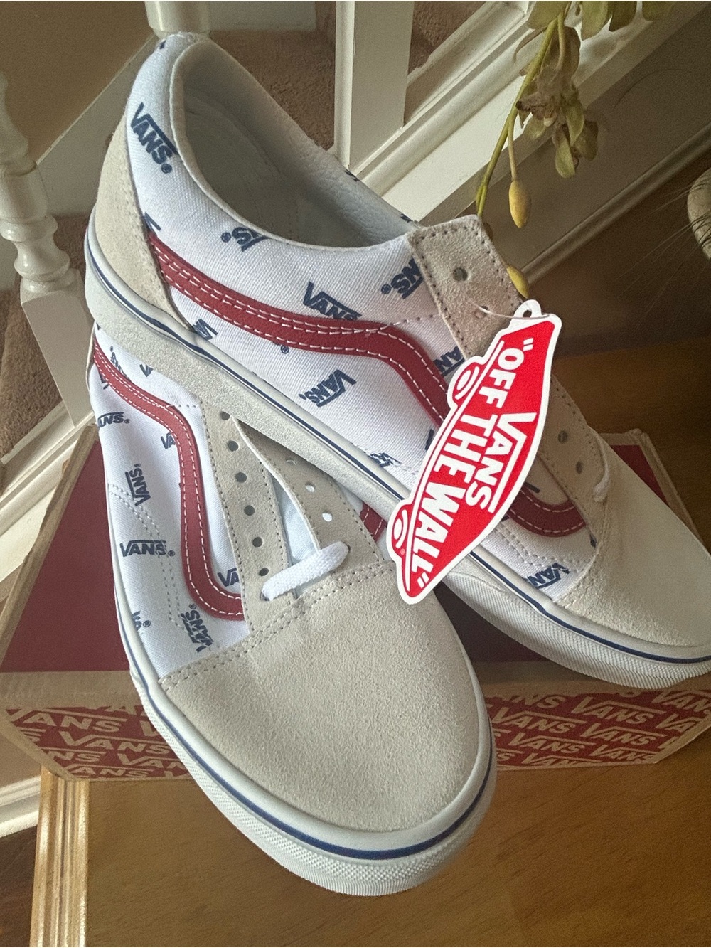 Vans Unisex Women 10 Men 8.5 Low-Top Sneakers in White, Red & Gray